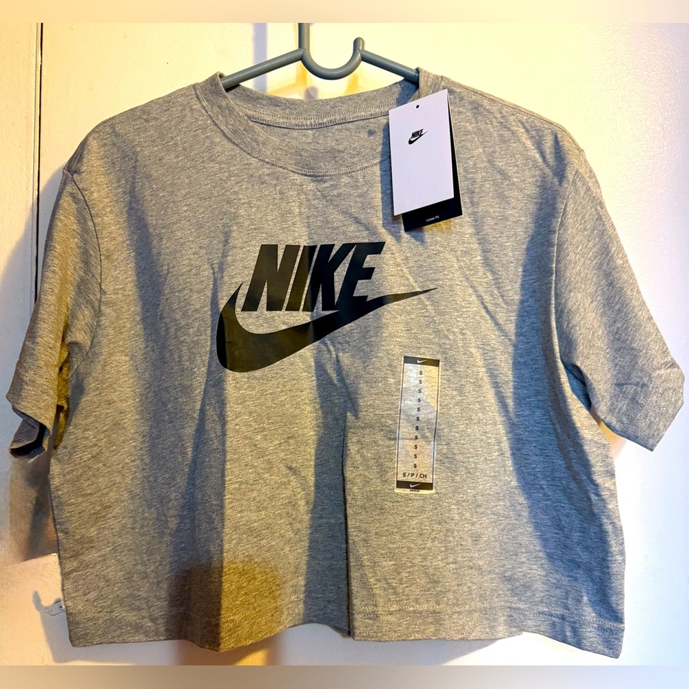 Brand New Women’s Nike Gray Cropped T-Shirt. Size S